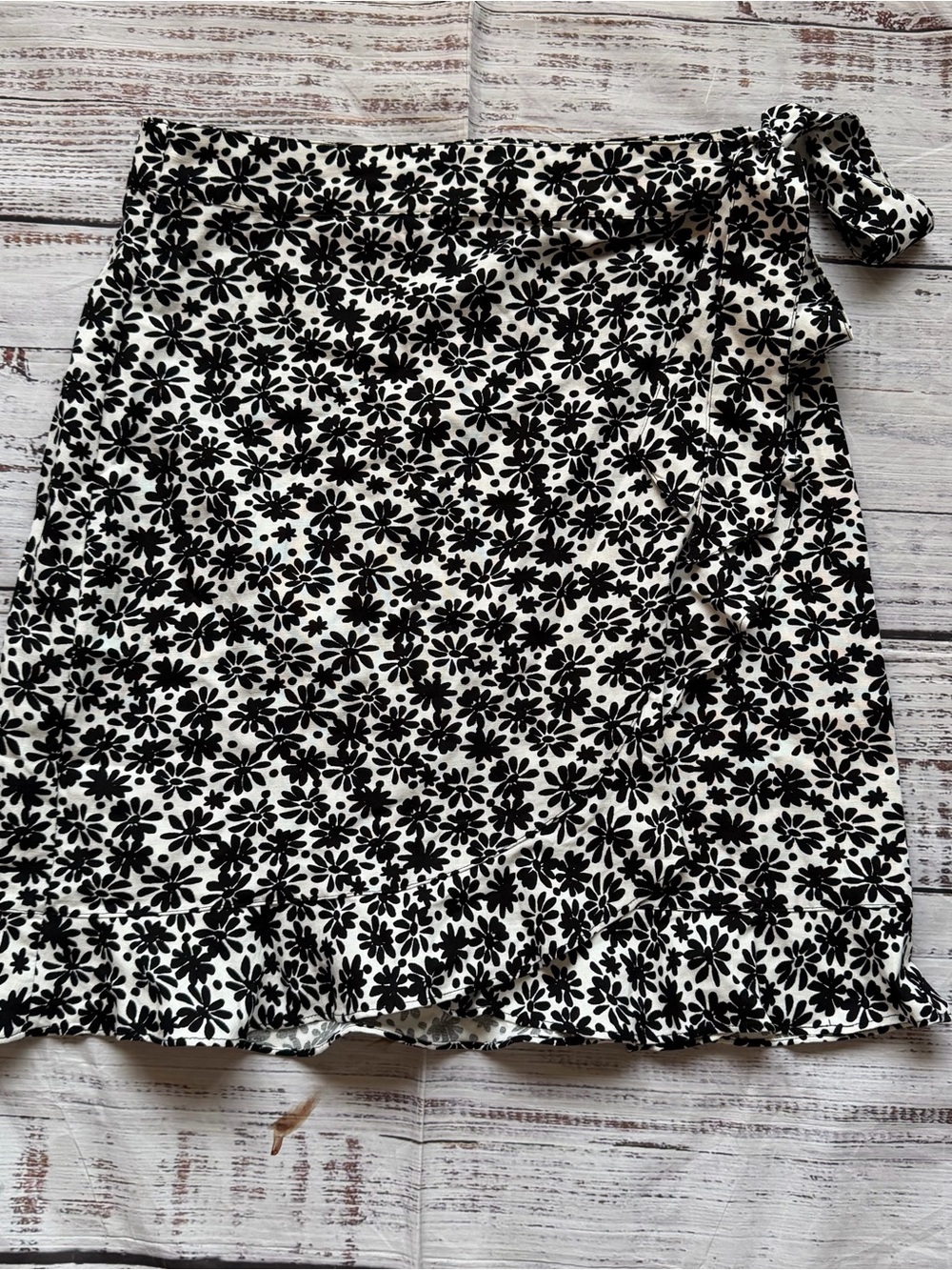 Black & White Floral Wrap Skirt by Ann Taylor loft size 8